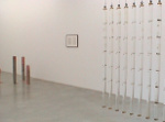 Nina Canell, Matter of the Heart, Blick in die Ausstellung mit Nansen-Flaschen, Noten, Holzpfosten in der Galerie Konrad Fischer, Berlin (Foto: kk)