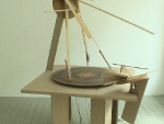 Exponat 1 von Susanne Kohler: The Experiment Table, 2011, in der Ausstellung Press Releases von Essays and Observations, Berlin (Foto: kk)