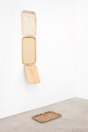 Miroslaw Balka, '130 x 32 x 17, 46 x 32 x 2', 2009, Stahl, Plastik, in der Ausstellung Nonetheless (Bildlink zu www.nordenhake.com)